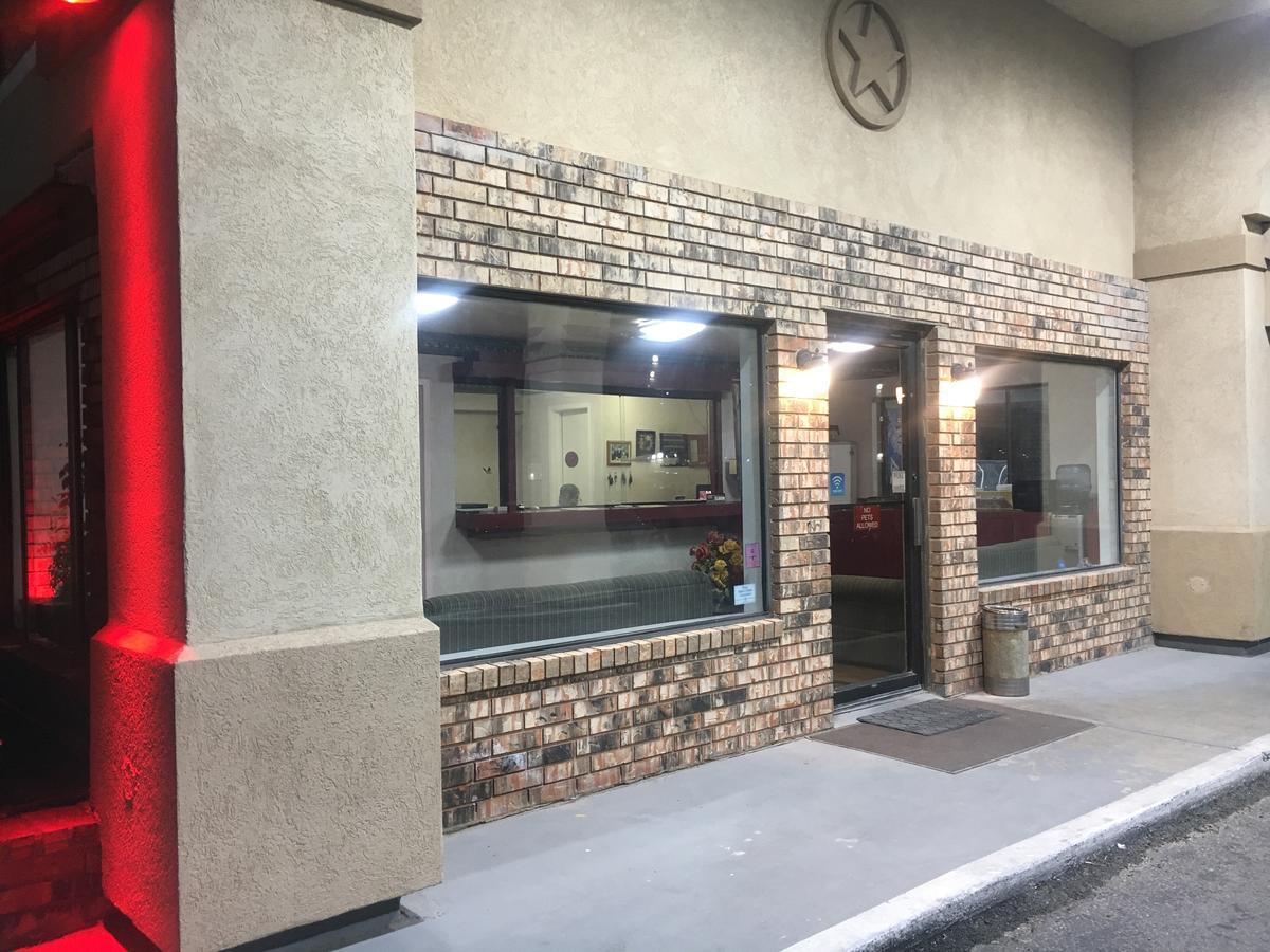 Executive Inn 敖德萨 外观 照片